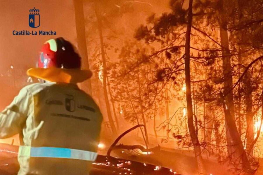 Evacúan tres municipios de la provincia de Toledo por el incendio de Ávila