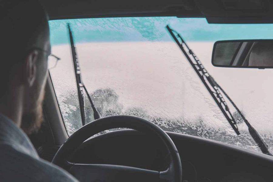 El peligro silencioso de conducir con las escobillas del coche gastadas: cuándo y por qué cambiarlas