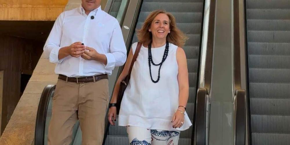 Loreto Molina y el alcalde, Carlos Velázquez, saliendo de las escaleras mecánicas.