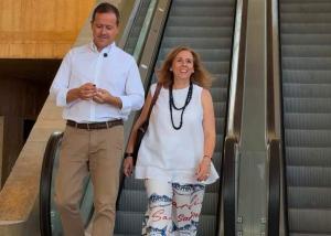 Loreto Molina y el alcalde, Carlos Velázquez, saliendo de las escaleras mecánicas.