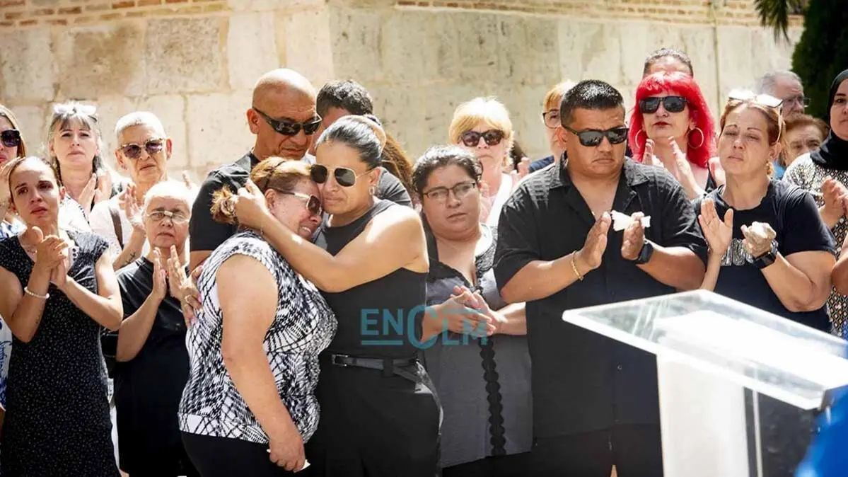Alameda de la Sagra paga el entierro y acompaña a la desconsolada familia de Rosana, que se iba a divorciar antes de ser asesinada — imagen 1