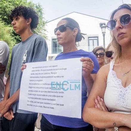 Fotos | Alameda de la Sagra se une al dolor de la familia de Rosana, la vecina asesinada por su pareja — imagen 4
