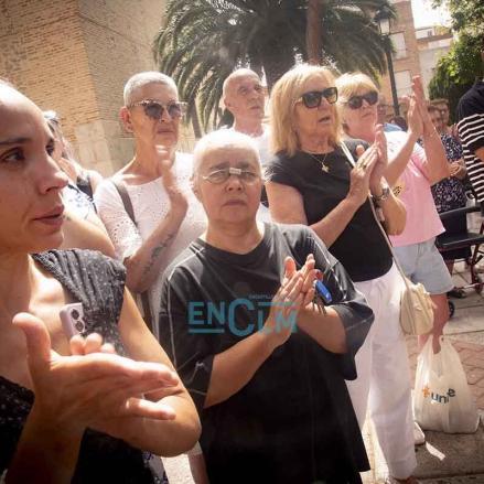Fotos | Alameda de la Sagra se une al dolor de la familia de Rosana, la vecina asesinada por su pareja — imagen 1