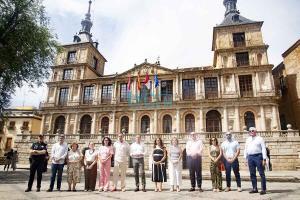 Minuto de silencio ante el Ayuntamiento de Toledo por las víctimas del incendio de Los Gallardos (Almería). Foto: ENCLM/Rebeca Arango.