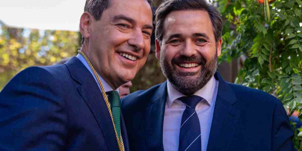 El presidente de Andalucía, Juanma Moreno Bonilla, y el presidente del PP de Castilla-La Mancha, Paco Núñez.