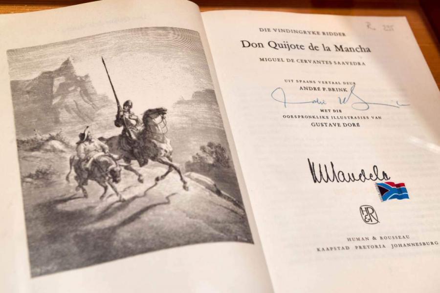 ¿Qué une a Nelson Mandela con un rincón de La Mancha? El tesoro literario que esconde más de 700 ‘Quijotes’