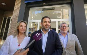 Núñez atendió a klos medios durante la inauguración de la tienda solidaria de Cáritas.