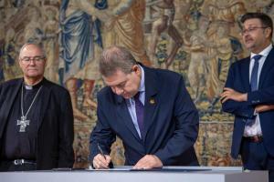 Emiliano García-Page, firmando el convenio con la Iglesia.