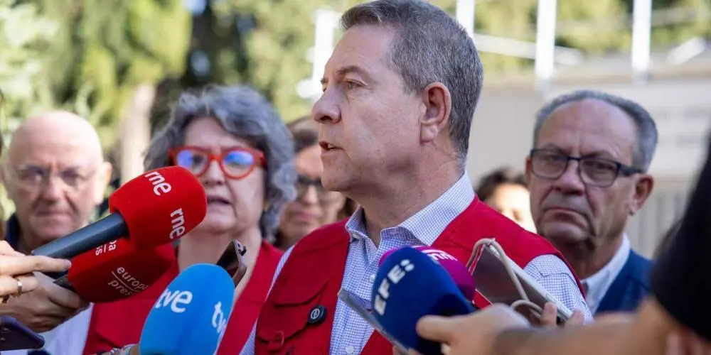 El presidente de Castilla-La Mancha, Emiliano García-Page, preside la reunión del CECOPI en el Centro Operativo Regional de Lucha contra Incendios Forestales, en Toledo. (Fotos: Piedad López // JCCM)