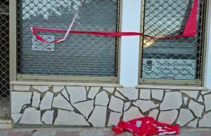 La pancarta socialista apareció arrancada y rota.