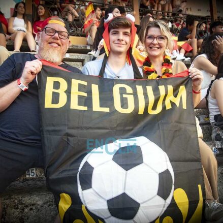 Una familia belga entre la multitud de hinchas de España. Foto: Rebeca Arango.