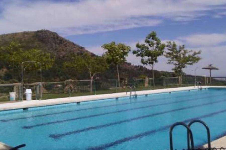 Báñate entre montañas: la piscina en plena sierra de Toledo que cuesta solo tres euros