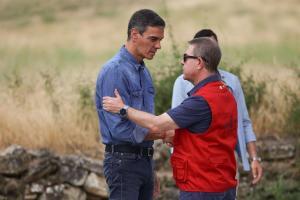 Saludo entre Pedro Sánchez y Emiliano García-Page durante la visita de aquel al puesto avanzado de La Mierla. Foto: EP ( Alejandro Martínez Vélez).