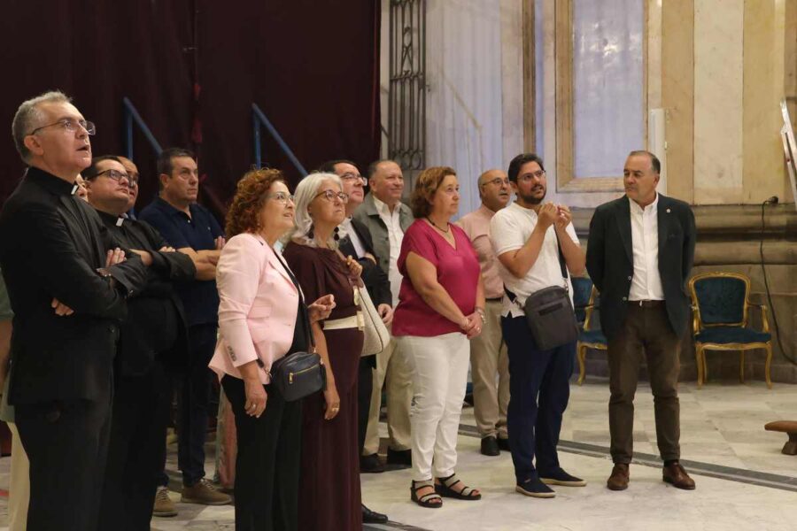 Talavera | La Virgen del Prado vuelve a su lugar, el altar mayor de la Basílica, tras su restauración