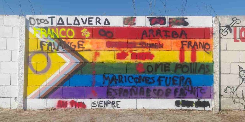 Nuevas pintadas en el mural LGTBIQA+ de Talavera de la Reina (Toledo)