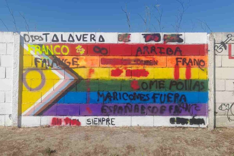 La Junta condena el ataque al mural arcoíris de Talavera y LGTBora señala la «indiferencia» del gobierno de Gregorio