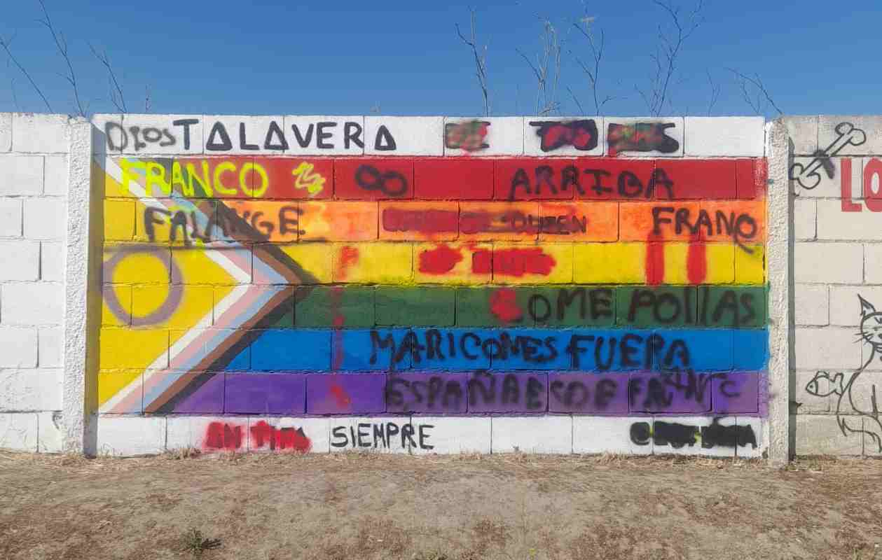 Pintadas sobre la bandera LGTBI+ en Talavera.