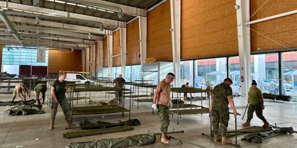 Desmontaje del campamento habilitado en Talavera de la Reina para acoger a los afectados por las evacuaciones por el incendio.