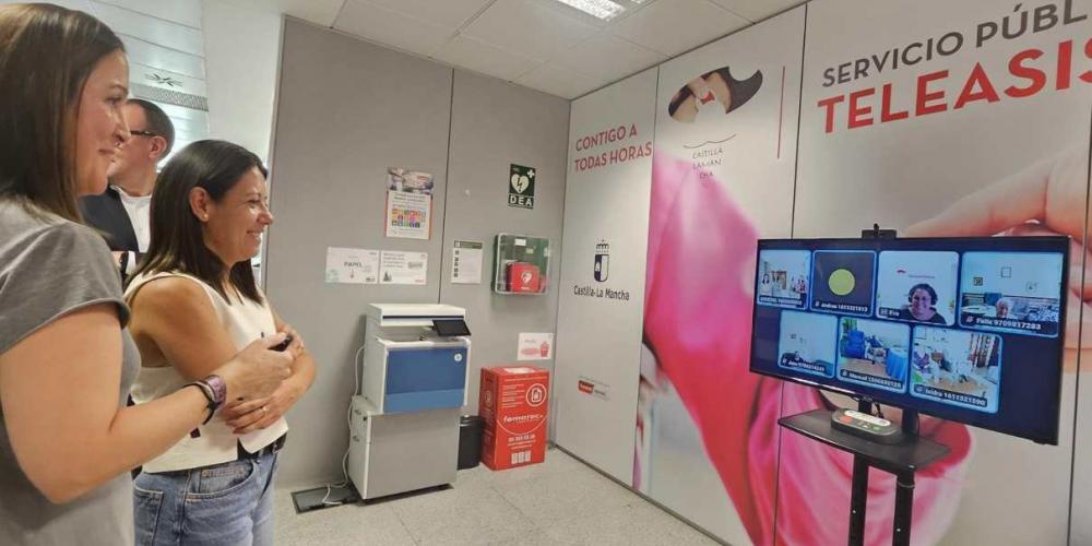 La consejera presentó el recurso en el centro de atención de teleasistencia de Guadalajara.