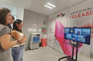 La consejera presentó el recurso en el centro de atención de teleasistencia de Guadalajara.