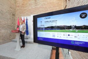 El alcalde de Toledo, Carlos Velázquez, durante la presentación del torneo de fútbol.