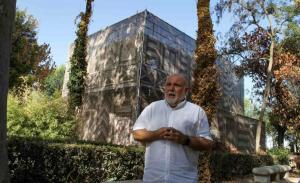 Txema Fernández, ante la Casa de Corcho.