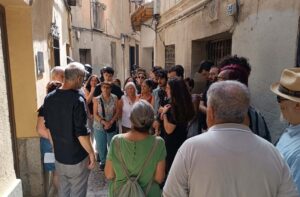 Concentración de vecinos en la vivienda de la mujer. Imagen de la Unión Popular de Inquilinos de Toledo.