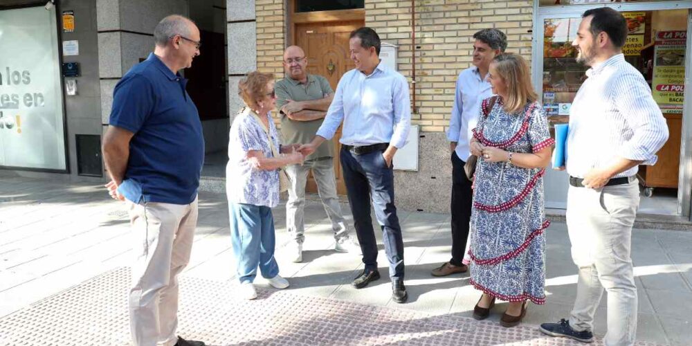 Encuentro de Velázquez con los comerciantes de la calle Coronel Baeza.