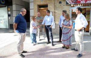 Encuentro de Velázquez con los comerciantes de la calle Coronel Baeza.