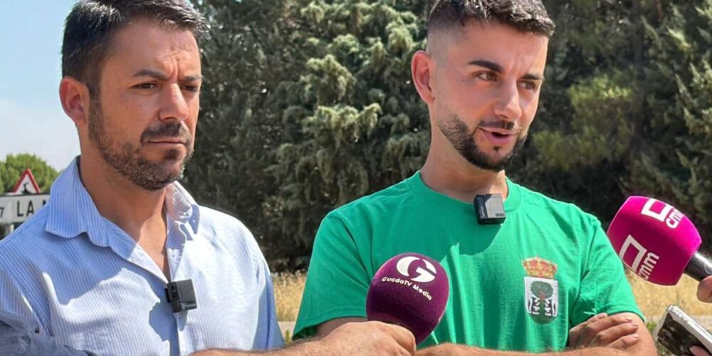 El portavoz de Vox en las Cortes de CLM, Iván Sánchez, y el alcalde de Robledillo de Mohernando, Rubén Marchamalo 
