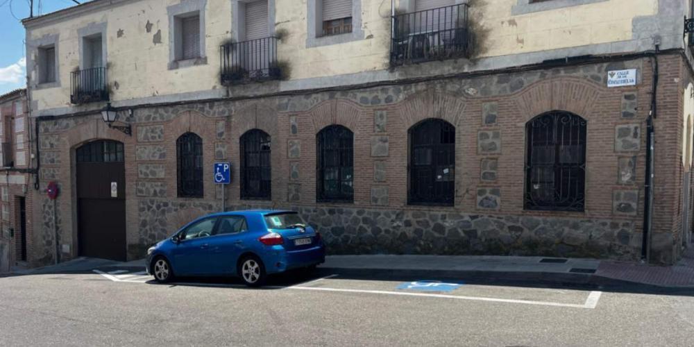 Nuevas plazas de aparcamiento para personas con movilidad reducida habilitadas en el barrio de las Covachuelas.