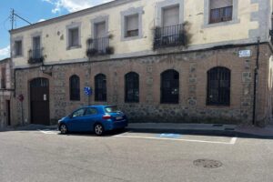 Nuevas plazas de aparcamiento para personas con movilidad reducida habilitadas en el barrio de las Covachuelas.