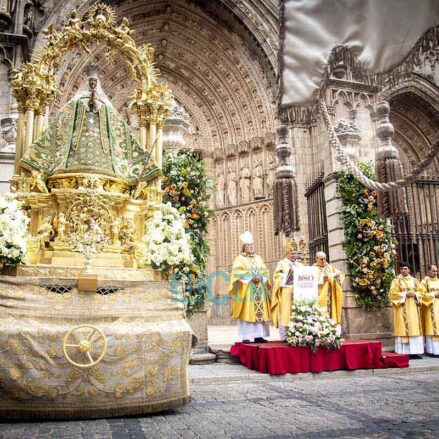 Fotos | Con los tradicionales botijos y con una procesión diferente, así se celebró en la Catedral de Toledo la Virgen del Sagrario — imagen 40