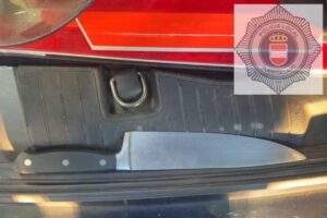Cuchillo de grandes dimensiones que le fue arrebatado al presunto autor de la agresión