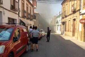Humo provocado por el incendio en el garaje