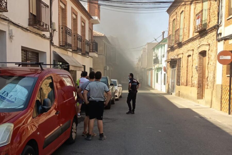 Desalojan una veintena de viviendas en Malagón por el incendio de un coche eléctrico en un garaje comunitario