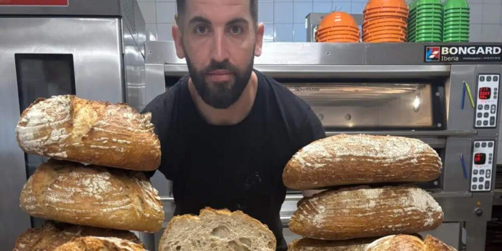 Imagen de Alberto Navas con algunas de sus creaciones panaderas