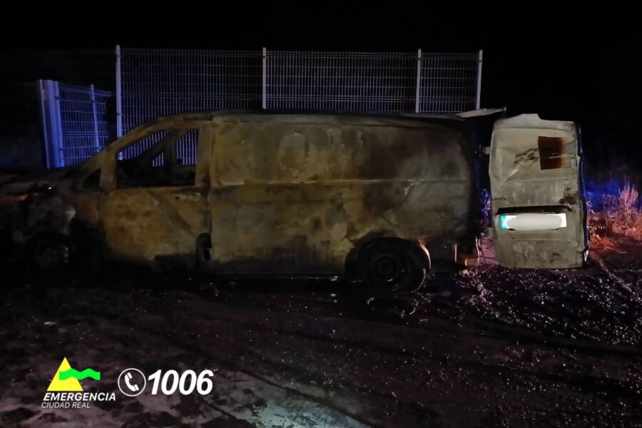 Una furgoneta arde en una nave del polígono industrial de Daimiel
