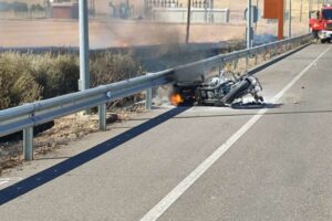 Imagen de la motocicleta envuelta en llamas mientras circulaba por Almuradiel