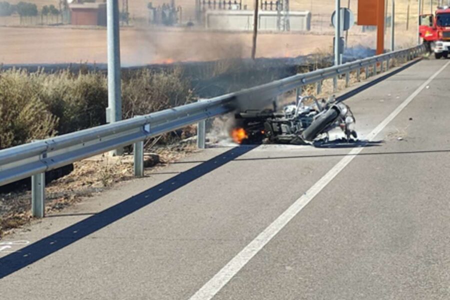 Un motorista, entre la vida y la muerte tras arder en plena N-IV: dos agentes lograron sofocar las llamas