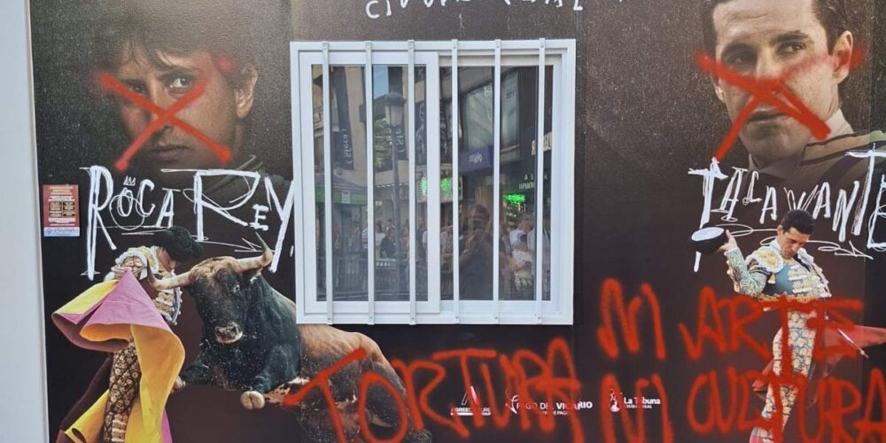 Imagen de las pintadas aparecidas en la taquilla