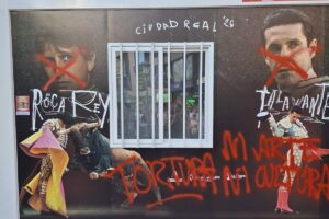 Imagen de las pintadas aparecidas en la taquilla