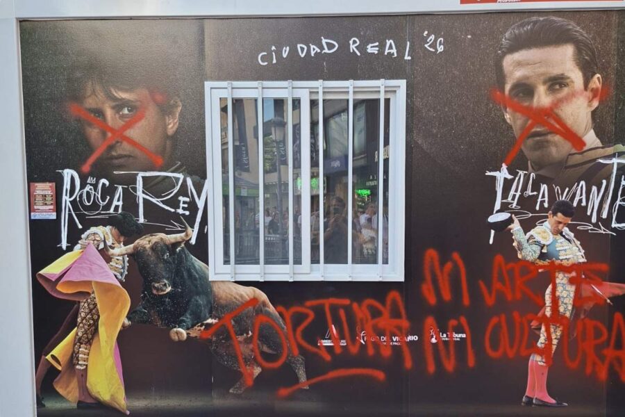 Vandalizan la taquilla de la Feria Taurina de Ciudad Real con cruces sobre los toreros y pintadas de «asesinos»
