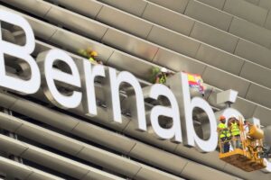 Imagen de varios operarios colocando las nuevas letras del estadio del Real Madrid