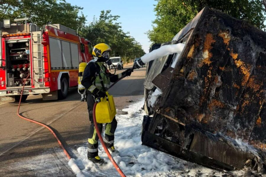Un camión de congelados queda calcinado tras incendiarse en Puerto Lápice