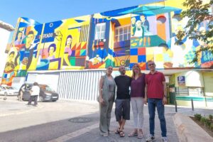 Un mural de 16 metros de altura recupera los rostros y recuerdos del mercado municipal de Valdepeñas