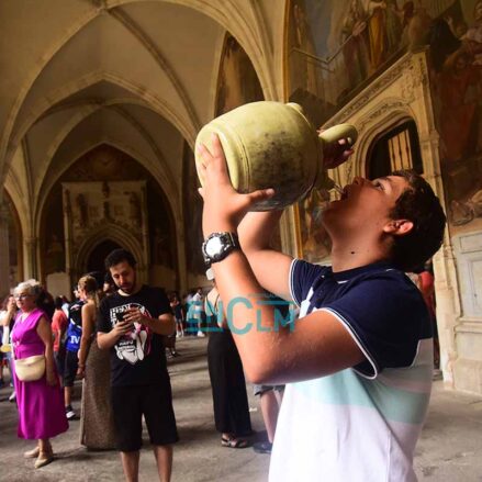 Fotos | Con los tradicionales botijos y con una procesión diferente, así se celebró en la Catedral de Toledo la Virgen del Sagrario — imagen 105