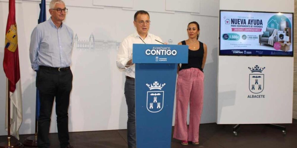 Manuel Serrano, presentando la nueva línea de ayudas.