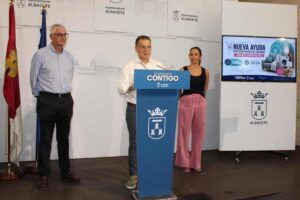 Manuel Serrano, presentando la nueva línea de ayudas.