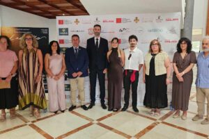 Carmen Teresa Olmedo (tercera por la derecha) inauguró el Festival Internacional de Teatro Contemporáneo Lazarillo.